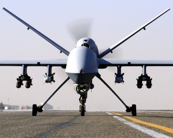 De frente, con cuatro Hellfire y dos GBU-12