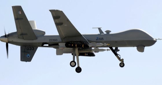 De perfil, aterrizando en Kandahar con Hellfire y GBU-12
