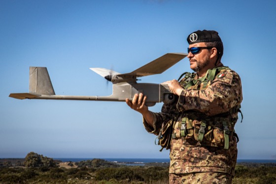 De perfil, en manos de un soldado italiano (Cerdeña, 2023)