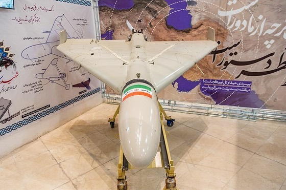 De frente, en una exposición en Qom