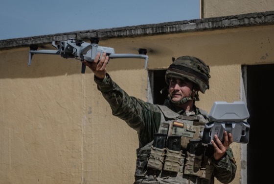 Un militar del Ejército de Tierra con el X10D